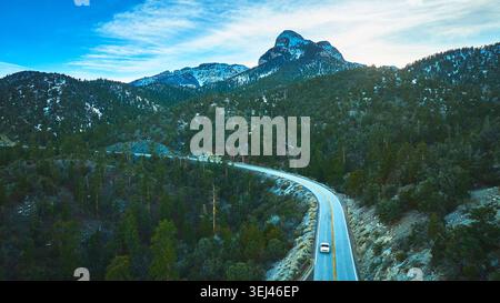 Aerial Mt. Charleston Nevada Scenic Road und bewaldete Berglandschaft Stockfoto