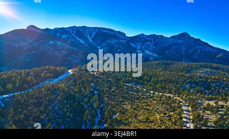 Mount Charleston Mountain Range und Forest Road mit sonnigem Schnee Nevada Stockfoto