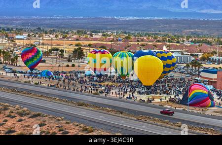 Panorama Hot Air Balloon Festival in Mesquite Nevada mit Menschenmassen und bunten Ballons Stockfoto