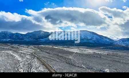 Aerial Snowy Road und Wüstenlandschaft führt zum Mt. Charleston Nevada Winter Stockfoto