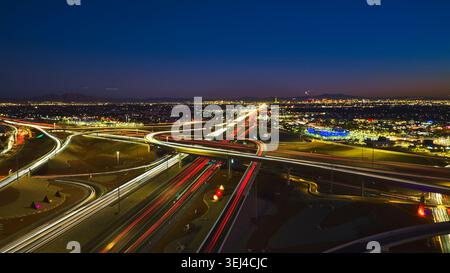 Aerial Las Vegas Highway Interchange Light Trails Nächtliches Stadtbild Stockfoto