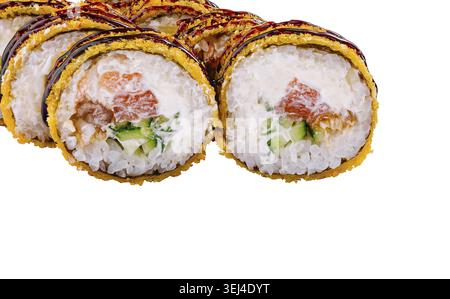Die farbenfrohen Sushi-Brötchen enthalten frische Zutaten wie Fisch und Gemüse in Reis und Algen. Sie werden attraktiv auf einem hellen Stockfoto