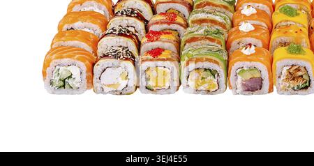 Essen, Eine lebhafte Auswahl an Sushi-Brötchen ist ordentlich in Reihen angeordnet. Jedes Brötchen hat verschiedene Farben und Zutaten, die eine Mischung aus Fisch und Vegetab zeigen Stockfoto