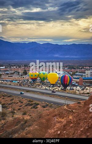 Das Heißluftballon Festival bietet zahlreiche bunte Ballons in der Wüste Mesquite Nevada Stockfoto