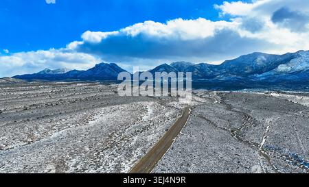 Nevada Winter Road Snowy Desert und Mt. Charleston Mountains Stockfoto
