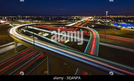 Aerial Night Highway Kreuzung Mit Light Trails Und Las Vegas Cityscape Stockfoto