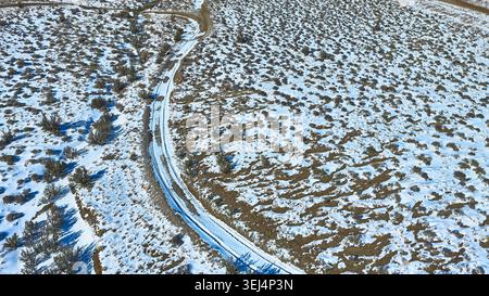 Aerial Snow Covered Desert Road und Winterlandschaft in Nevada Stockfoto