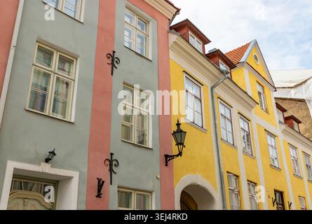 Ein Bild der farbenfrohen Fassaden des Toompea-Hügels in Tallinn. Stockfoto