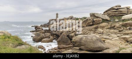 Aussichtspunkt de vue sur le phare de Mean Ruz entlang der Küste der Bretagne in Frankreich Stockfoto