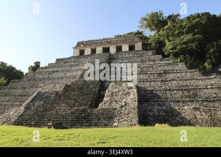 Der Tempel der Inschriften/Templo de las Inscripciones am frühen Morgen, archäologische Stätte von Palenque, Mexiko 2022 Stockfoto