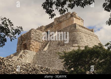 Blick von der Seite auf die Pyramide des Magiers, Piramide del Advino in Uxmal, in der Nähe von Merida, Mexiko 2022 Stockfoto