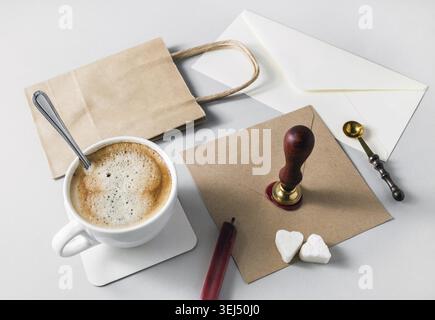 Kraftpapier-Set mit Kaffeetasse auf grauem Papierhintergrund Stockfoto