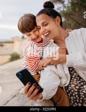 Mama und Sohn erkunden die Stadt im Urlaub Stockfoto