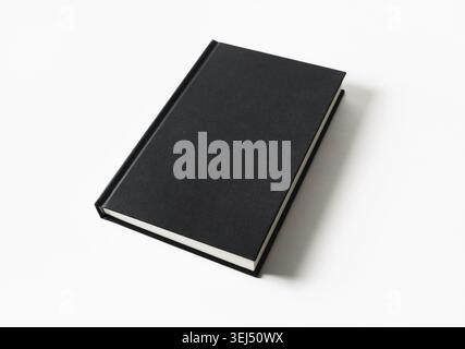 Modell eines geschlossenen leeren schwarzen Buches auf weißem Hintergrund Stockfoto