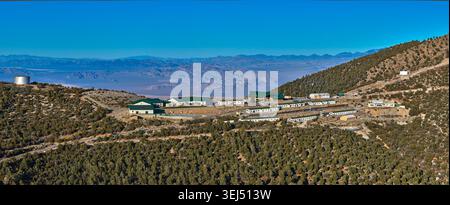 Aerial Mountain Facility Panorama mit Gebäuden und bewaldeten Hängen Nevada Stockfoto