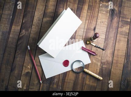 Foto von leerem Schreibwaren auf Vintage-Holztisch Hintergrund. Stillleben mit Postzubehör. Vorlage für Ihr Design. Draufsicht Stockfoto