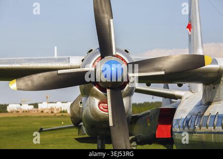 Altes Turboprop-Transportflugzeug. Motor und Propeller des alten Retro-Transportflugzeugs Nahaufnahme. Fragment des Flugzeugs Stockfoto