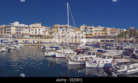Yachthafen und Promenade von Cala Rajada, Spanien Stockfoto