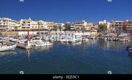 Cala Rajada Marina und Promenade, Gemeinde Capdepera, Mittelmeer, Mallorca, Balearen, Spanien Stockfoto