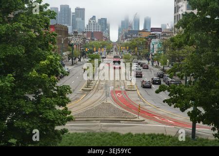 Erhöhter Blick auf die Straßenbahnschienen der Spadina Avenue, den Verkehr und die Skyline der Stadt in der Innenstadt von Toronto, Ontario, Kanada. Stockfoto