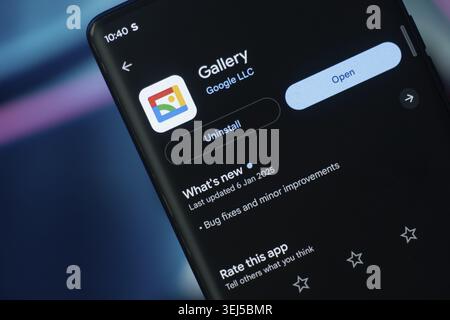 Dhaka, Bangladesch, 26. Dezember 2025: Google Galerie Alphabet App Produkt Software auf dem Handybildschirm Play Store Stockfoto