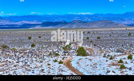 Aerial Snow Dusted Road und Wüstenlandschaft in der Nähe des Mt. Charleston Nevada Stockfoto