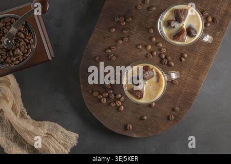 Eiskaffee in Gläsern auf dem Tisch Stockfoto