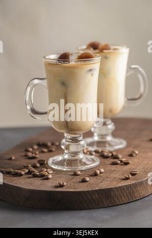 Eiskaffee in Gläsern auf dem Tisch Stockfoto