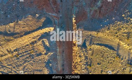 Aerial Nevada Mining Cut und robuste Wüstenlandschaft von oben nach unten Stockfoto