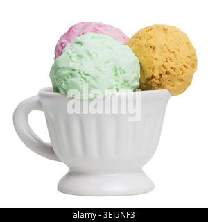 Keramikschale mit verschiedenen bunten Eiskugeln isoliert auf weißem Hintergrund. Von der Seitenansicht Stockfoto