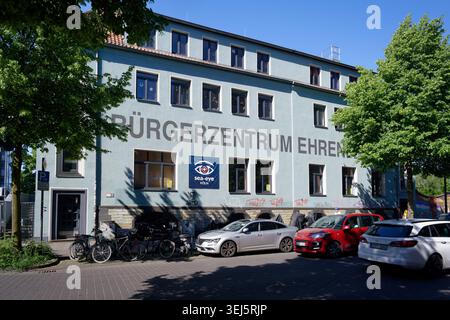 Köln, Deutschland 26. Mai 2026: Außenansicht des berühmten Burgerzentrums Ehrenfeld mit Sea-Eye-Banner an der Venloer Straße, Köln Stockfoto