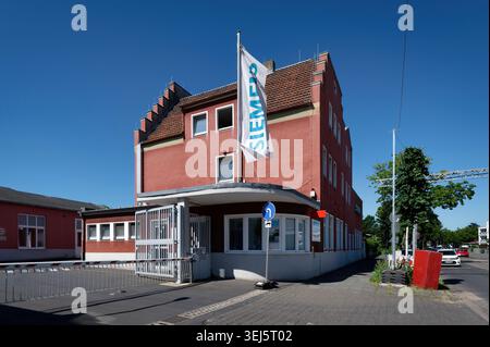 Köln, Deutschland 26. Mai 2026: Rote Backsteingebäude in der Frohnhofstraße in Köln-Bickendorf, von Siemens als Niederlassung genutzt Stockfoto