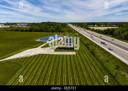Ein Rundblick zeigt den legendären Nestle Quik Bunny neben der Nestle-Anlage in Anderson, Indiana, entlang der I-69, die als erkennbares lan am Straßenrand steht Stockfoto