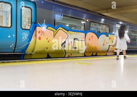 London 27. Mai 2026. Am vierten Tag einer rekordbrechenden Mai-Hitzewelle nähert sich ein einsamer Passagier der Tür eines südöstlichen Zuges mit Graffiti-Tags an der Seitenwand des Bahnhofs Charing Cross in London. Die Temperaturen erreichten am 26. Mai 35°C in Heathrow, dem heißesten Mai aller Zeiten in England und Wales, wobei ein bernsteinfarbener UKHSA-Warnhinweis bis zum 28. Mai 2026 in ganz London in Kraft blieb. Quelle: xiu bao/Alamy Live News Stockfoto