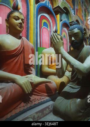 Wewurukannala Viharaya ist die Heimat von Sri Lankas höchstem sitzendem Buddha, einem 160 Meter hohen Wunder, das so hoch ist wie ein achtstöckiges Gebäude. Dieser einzigartige Tempel verfügt über einen lebendigen „Tunnel der Hölle“ mit lebensgroßen Modellen, die karmische Strafen illustrieren, sowie Wandmalereien aus dem 18. Jahrhundert und eine funktionierende Präzisionsuhr aus den 1920er Jahren im Museum. Dickwella, Sri Lanka. Stockfoto