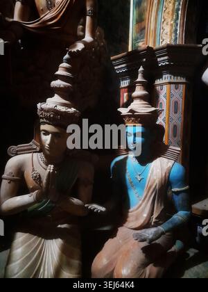 Wewurukannala Viharaya ist die Heimat von Sri Lankas höchstem sitzendem Buddha, einem 160 Meter hohen Wunder, das so hoch ist wie ein achtstöckiges Gebäude. Dieser einzigartige Tempel verfügt über einen lebendigen „Tunnel der Hölle“ mit lebensgroßen Modellen, die karmische Strafen illustrieren, sowie Wandmalereien aus dem 18. Jahrhundert und eine funktionierende Präzisionsuhr aus den 1920er Jahren im Museum. Dickwella, Sri Lanka. Stockfoto