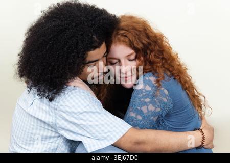 Verschiedene Paare umarmen, einen intimen und liebevollen Moment miteinander teilen Stockfoto