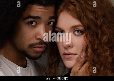 Unterschiedliches Paar, das Zärtlichkeit und Intimität in einem Nahporträt zeigt Stockfoto