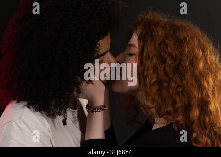 Interrassisches Paar teilt intime Momente und Liebe Stockfoto