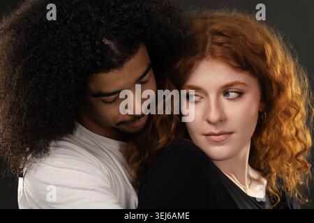 Interrassische Paare, die unterschiedliche Beziehungen miteinander zeigen Stockfoto