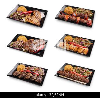 Speisen, verschiedene gegrillte Fleischgerichte werden auf schwarzen Tellern serviert, mit Huhn, Rindfleisch und Spießen, begleitet von Reis und farbenfrohem Gemüse. Pro Stockfoto