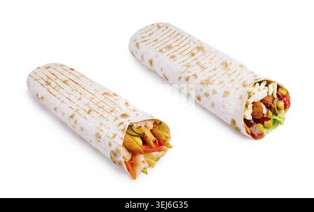 Essen, zwei Wraps sitzen nebeneinander, eine gefüllt mit gegrilltem Gemüse und die andere mit Fleisch, Frittiergemüse und Saucen. Die leichte Vorbereitung gibt ihnen einen Stockfoto