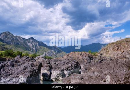 Das felsige Ufer des Altai-Flusses Katun mit Nebengewässern in den Küstenfelsen in der Nähe von Oroktoi. Stockfoto