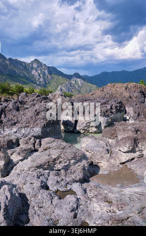 Das felsige Ufer des Altai-Flusses Katun mit Nebengewässern in den Küstenfelsen in der Nähe von Oroktoi. Stockfoto
