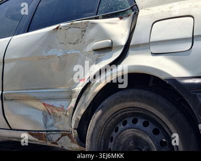 Autotür nach Verkehrsunfall beschädigt und gebeult Stockfoto
