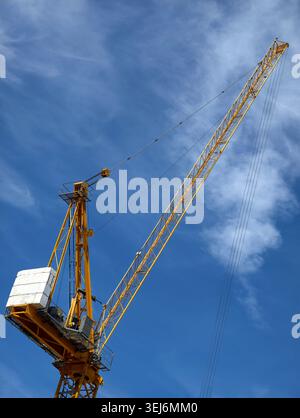 Tiefwinkelansicht des gelben Baukrans vor blauem Himmel Stockfoto