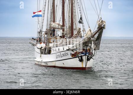 Groemitz - Schleswig-Holstein - Deutschland - 28.06.2025: Nahaufnahme eines großen Segelschiffes auf offenem Wasser, mit Besatzung an Deck, Rollsegeln, Takelinien Stockfoto