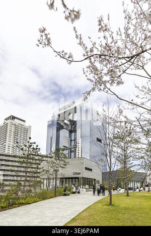 Osaka, Japan - 31. März 2025: Beeindruckendes Omeda-Himmelsgebäude in Osaka, Japan. Moderne Architektur Stockfoto