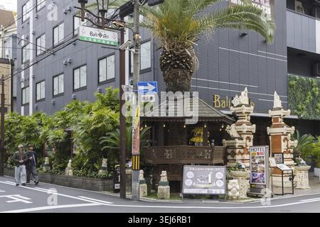 Osaka, Japan - 31. März 2025: Städtische Begrünung des Fassade Bali Hotels in den Straßen von Osaka, Japan Stockfoto
