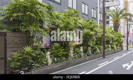 Osaka, Japan - 31. März 2025: Städtische Begrünung des Fassade Bali Hotels in den Straßen von Osaka, Japan Stockfoto